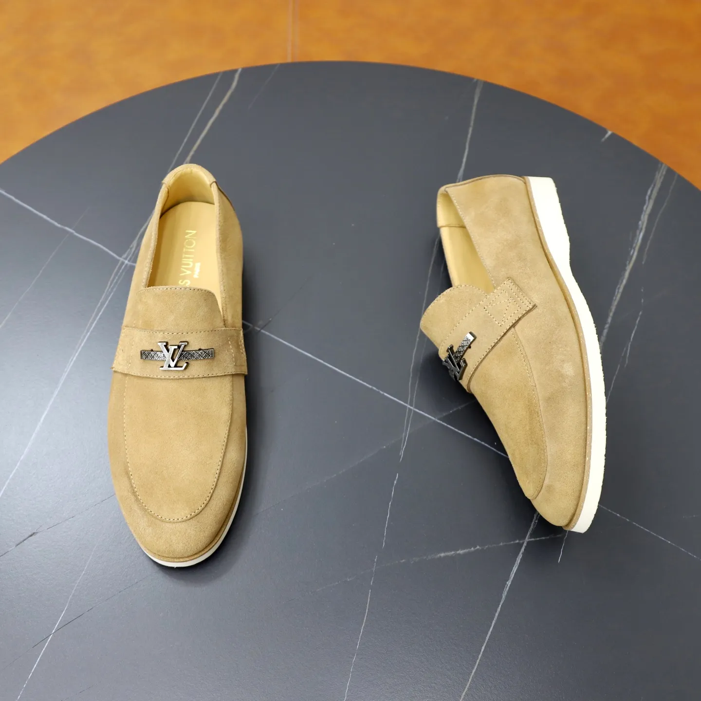 Ex-factory price: 442💰🙅‍♂️🙅‍♂️🙅‍♂️ Brand: LV Louis Vuitton Standard code: 38-44 (45 customized) Grade: Same as the official website Material: Original cow suede material stitching Comfortable and breathable cowhide lining Lightweight wear-resistant foam outsole Style category: Men's fashionable casual shoes Running sports shoes Distinguished luxury brand elements Top luxury color: actual picture color